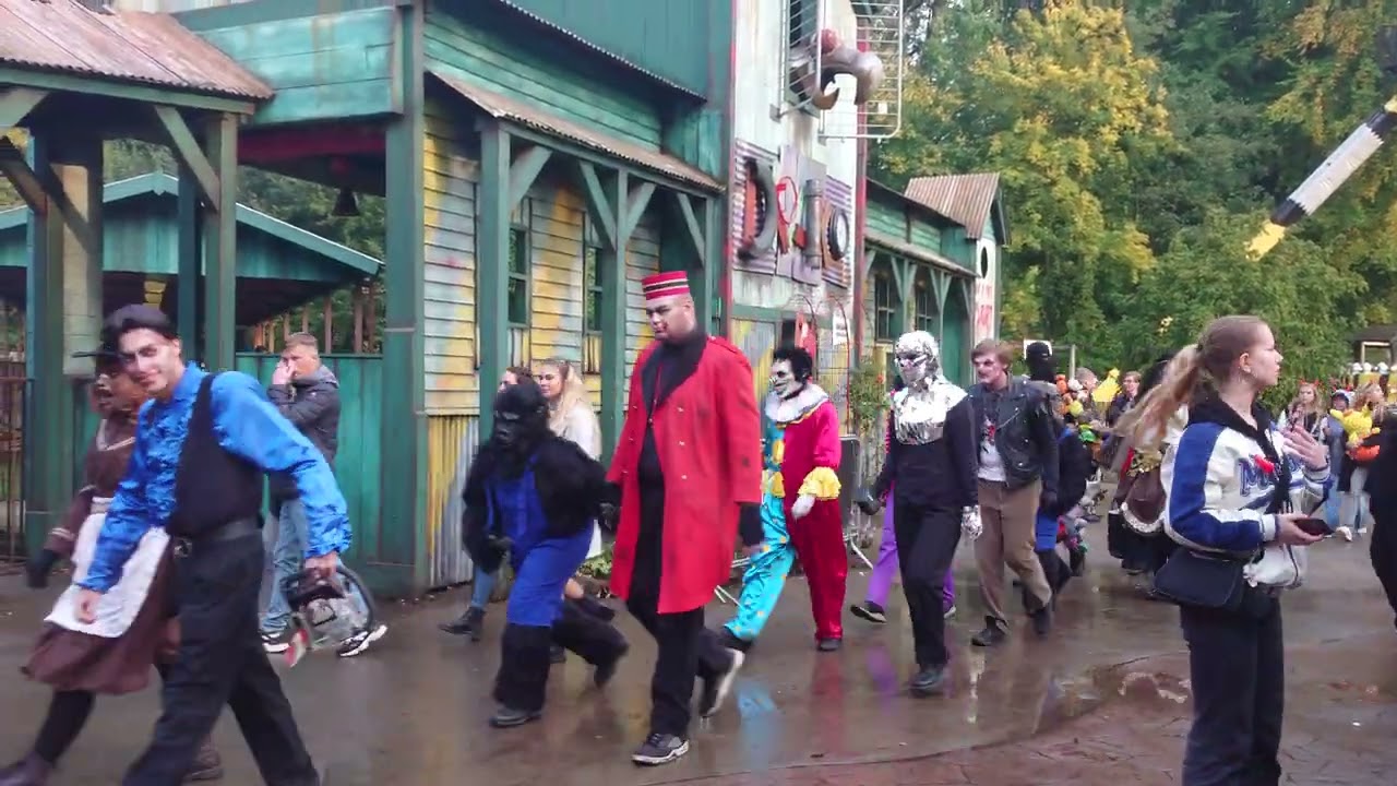 Walibi Halloween Fright Nights 2022 - Scare actors van spookhuis Camp - Hoe Oud Moet Je Zijn Voor Een Tussenjaar