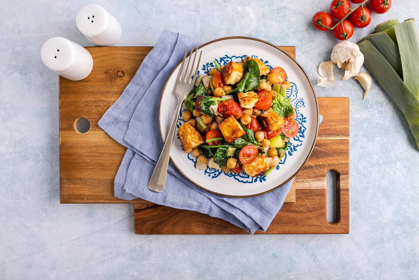 Wat Eten We Vandaag: Krokant gebakken halloumi met kikkererwten | Foto - Wat Eten We Met Pasen 2024