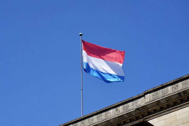 Wat is de vlag van Luxemburg? - LuxemburgInfo.nl - Waarom Heeft Luxemburg Dezelfde Vlag Als Nederland