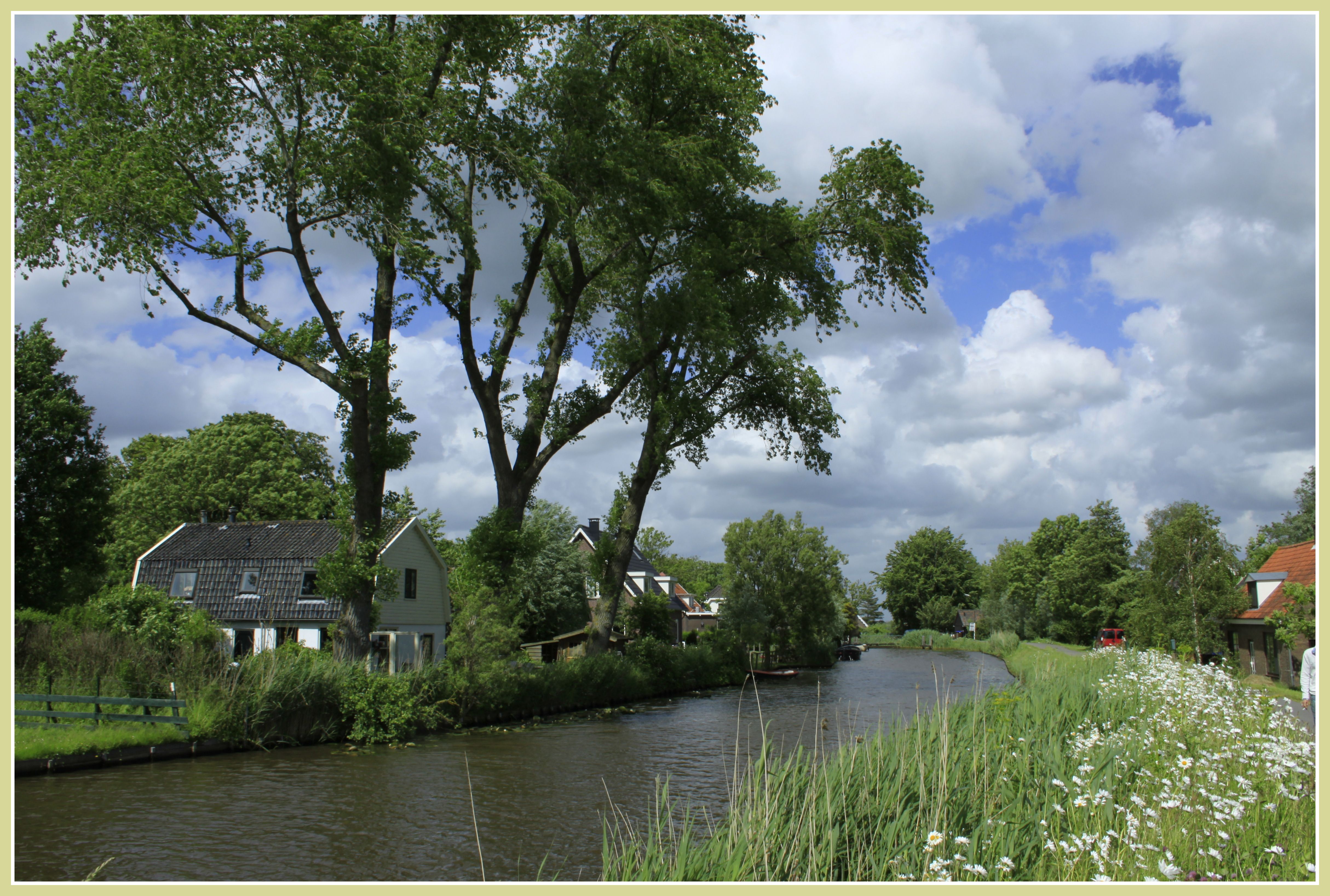 Waver een buurtschap met weinig huizen maar veel natuurschoon, gelegen - Dit Deels Gekanaliseerde Riviertje Stroomt Door Alphen Aan Den Rijn