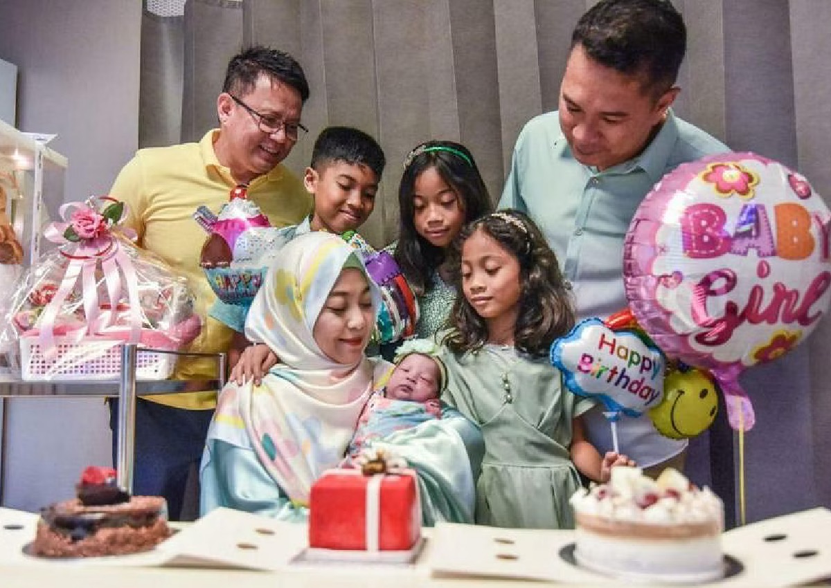 'We definitely did not plan it!' This couple's 4 children share the - Hoeveel Kinderen Worden Er Per Dag Geboren