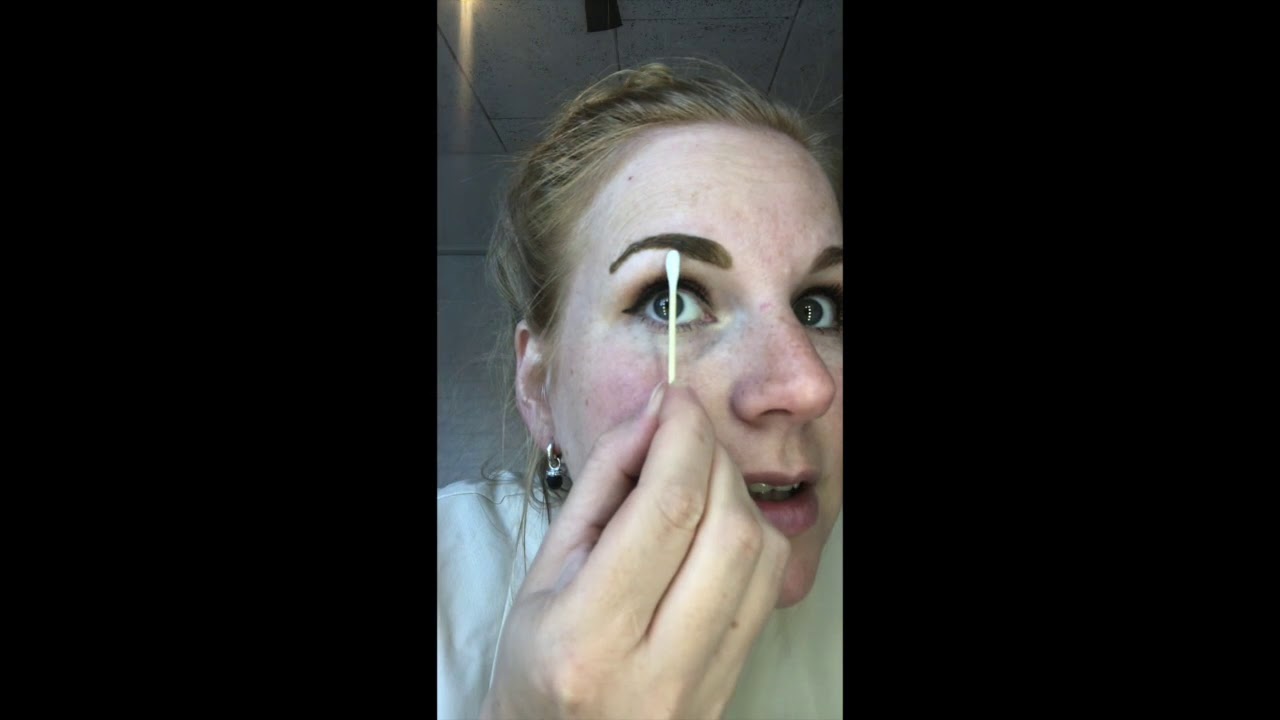 Wenkbrauwen verven - YouTube - Verven Van Wimpers En Wenkbrauwen
