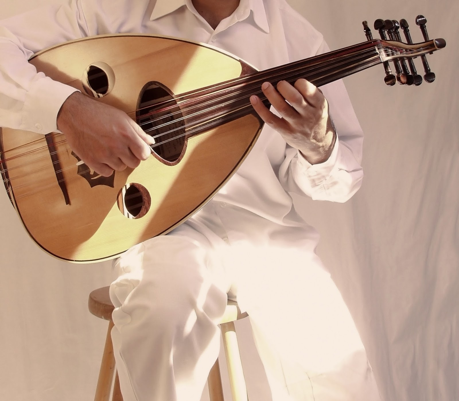 What Is Oud: The Ultimate Guide To The King Of Scents - Oud Ger Gem In Ned Meeluisteren