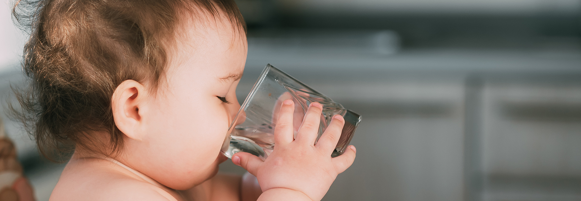 When and How to Serve Water to Babies and Toddlers - Solid Starts - Wanneer Mag Baby Water Drinken