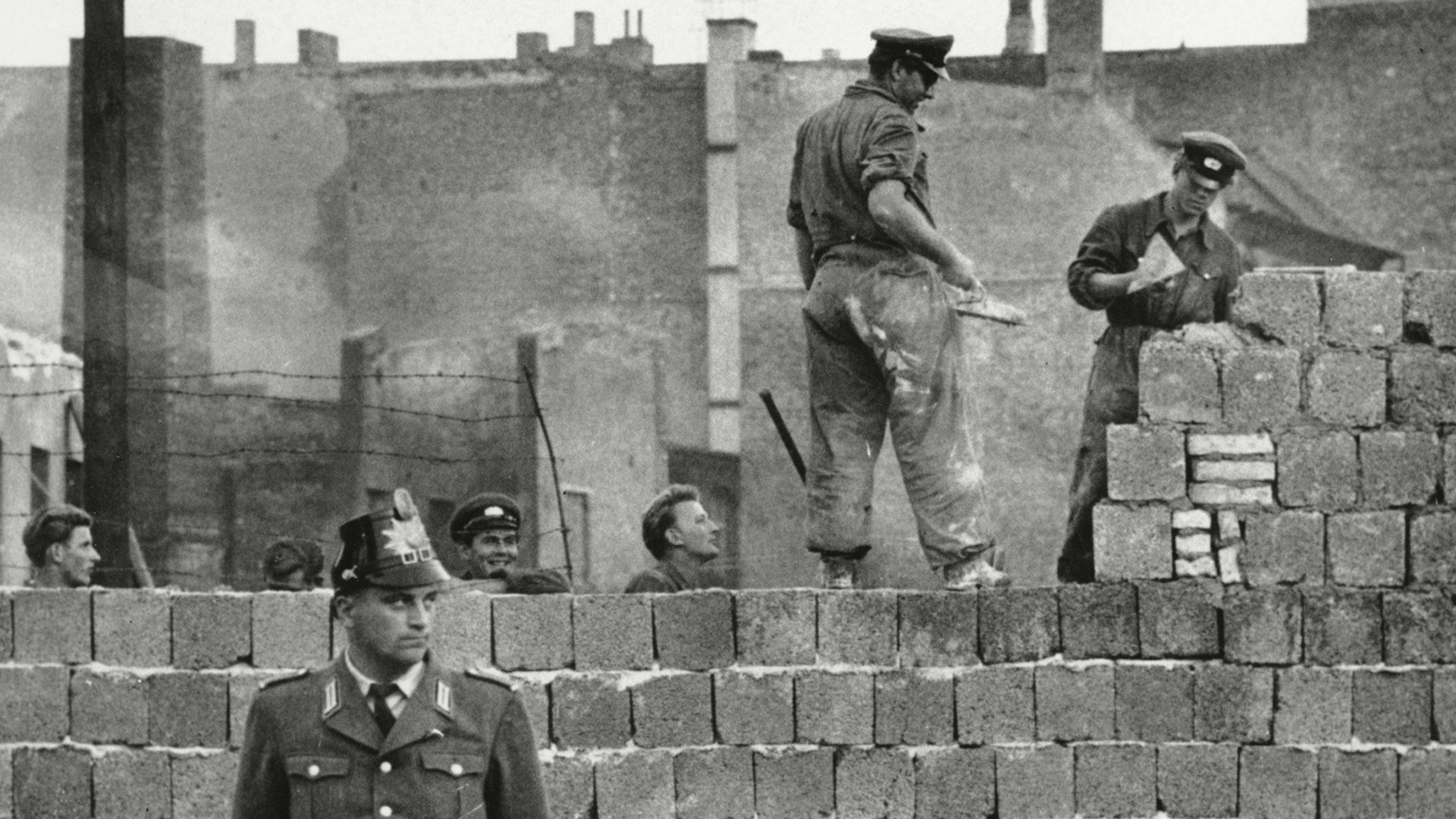 When Was the Berlin Wall Built? | Britannica - In Welk Jaar Viel De Berlijnse Muur