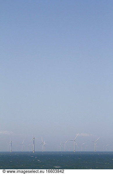 Windmolen op zee; windmill on sea Windmolen op zee; windmill on sea - Wat Kost Een Windmolen Op Zee
