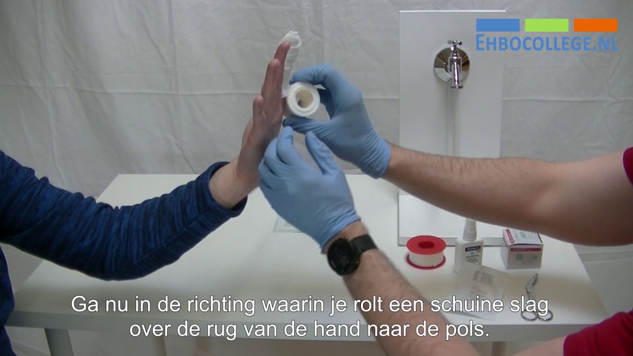 Wond aan de vinger bedekken met cohesief hydrofiel - YouTube - Wondjes In Mond Sneller Genezen