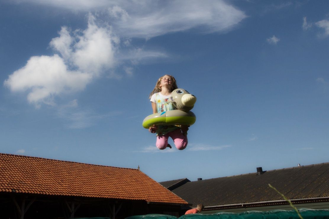 Ze springt een gat in de lucht: Vakantie! (foto van de week uit de - Een Gat In De Lucht Springen