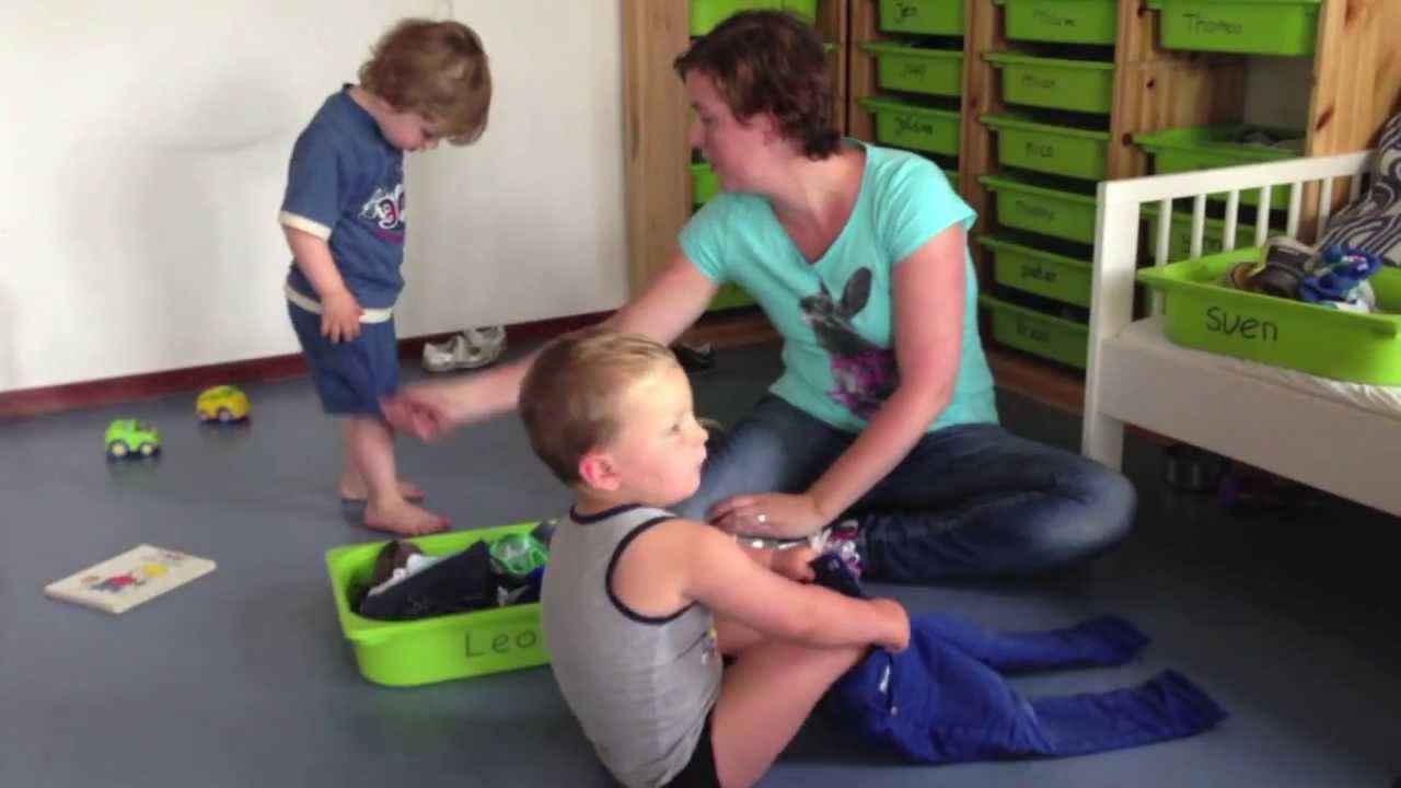 Zelf aankleden peuters - YouTube - Wanneer Worden Kinderen Uit Huis Geplaatst
