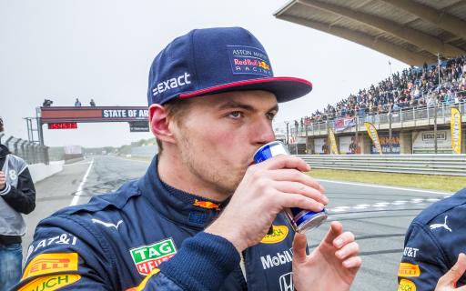 Zoveel blikjes Red Bull drinkt Max Verstappen - TopGear Nederland - Hoeveel Red Bull Per Dag
